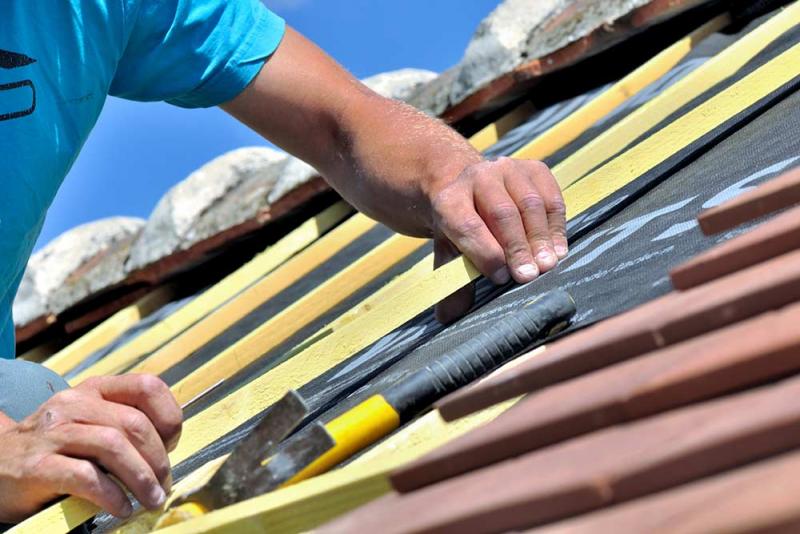 How to Save Money on Roof Repair Without Compromising on Quality